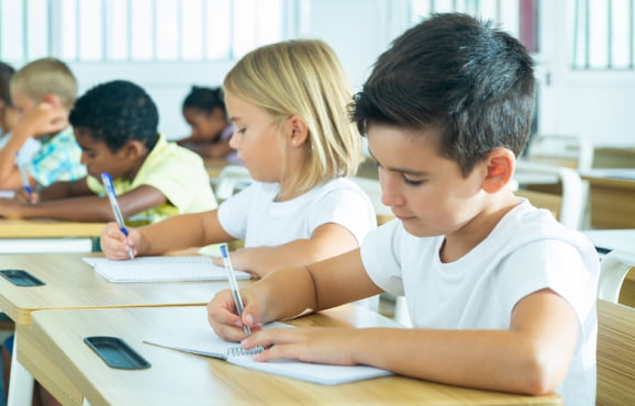 イギリス留学で勉強する子どもたちの画像