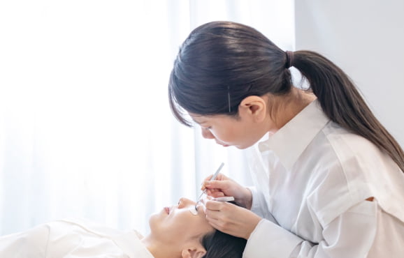 スクールで学ぶアイリストの画像