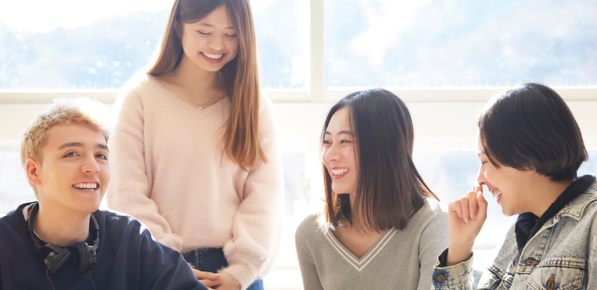 多国籍の学生が集まって話をしている画像