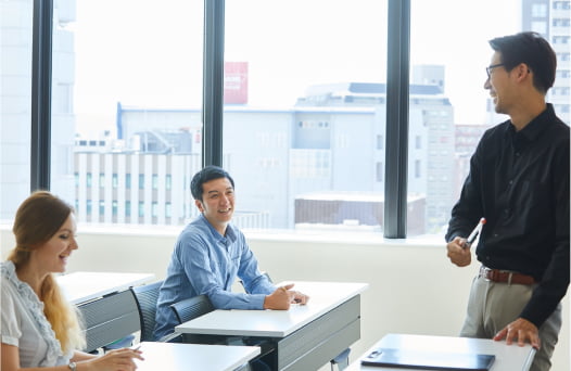 日本で語学学習をする学生の画像