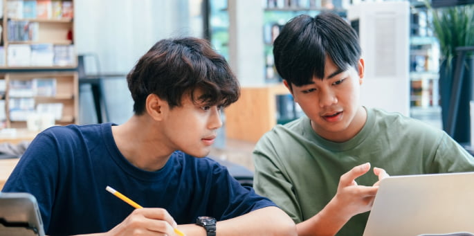 留学先で学ぶ少年の写真