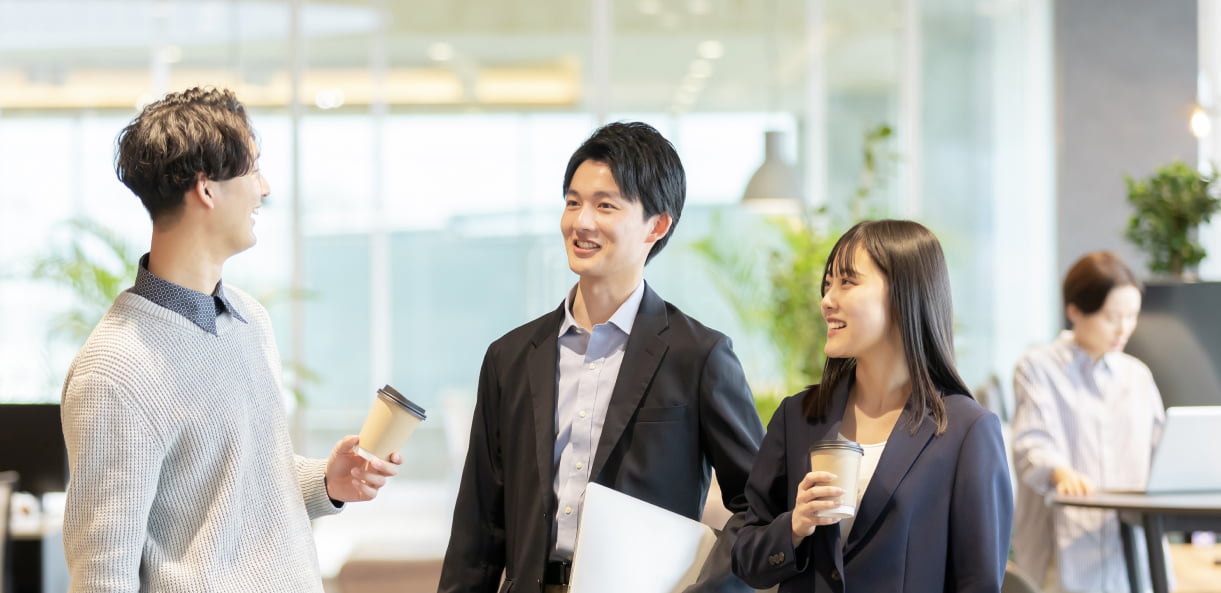 社内で談笑する男女の画像